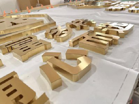 三原拉丝不锈钢字的特点。